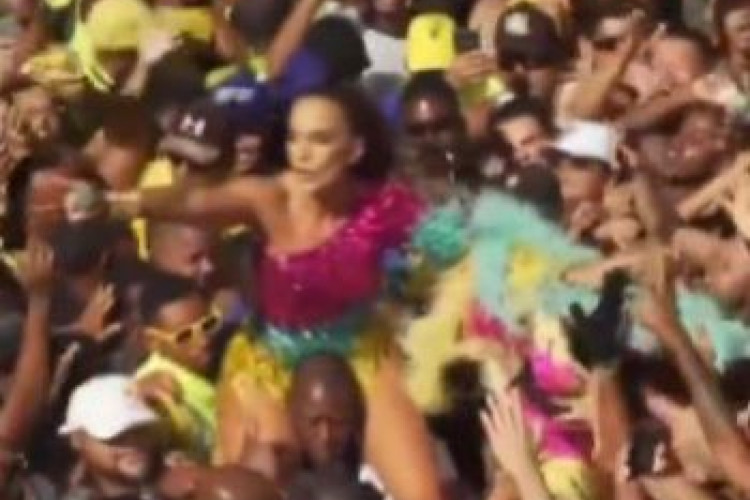  A cantora deixou seu trio nesta terça-feira de Carnaval, 13, para se juntar à multidão nos ombros do seu segurança