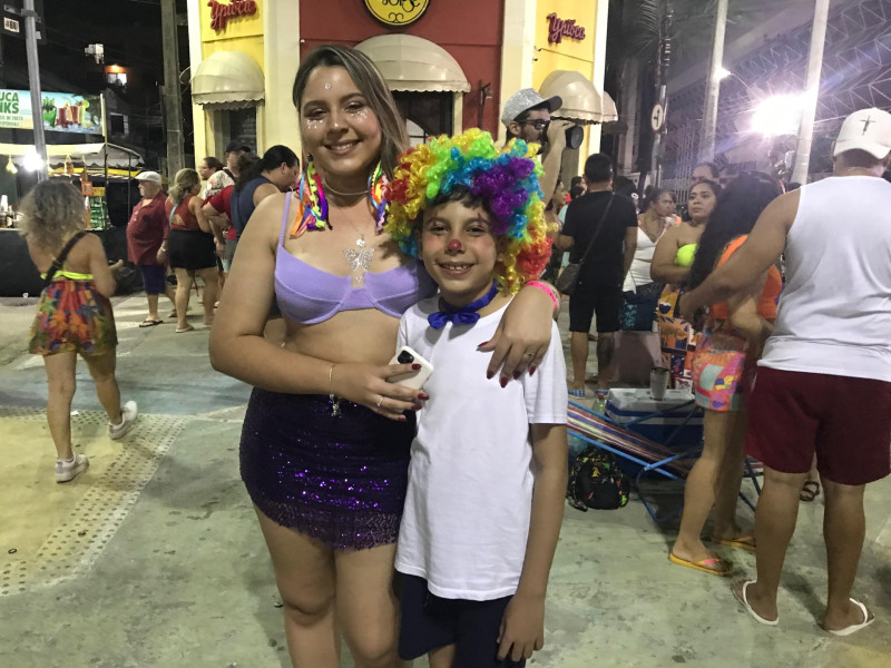 Maria Fernanda Melo de 17 anos e o irmão Gabriel de 10 anos, vieram do Pará curtir o Carnaval em Fortaleza