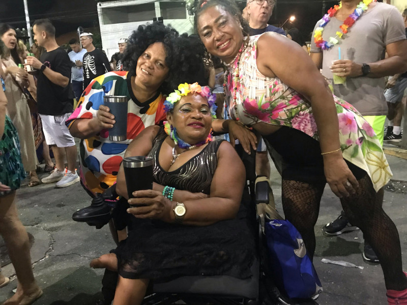 Lucia dos Santos de 64 anos, festeja com amigas o Carnaval