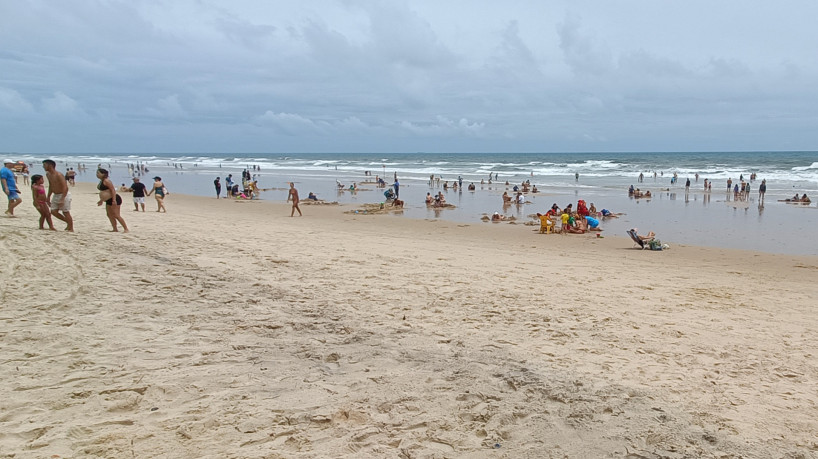 Movimento na Praia do Futuro em dia nublado