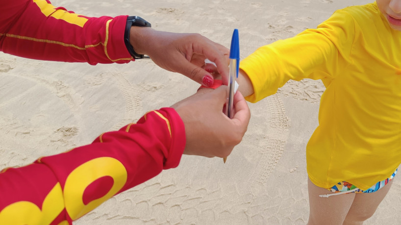 Corpo de Bombeiros Militar do Ceará (CBMCE) distribuiu pulseiras de identificação para crianças, com nome e telefone dos responsáveis