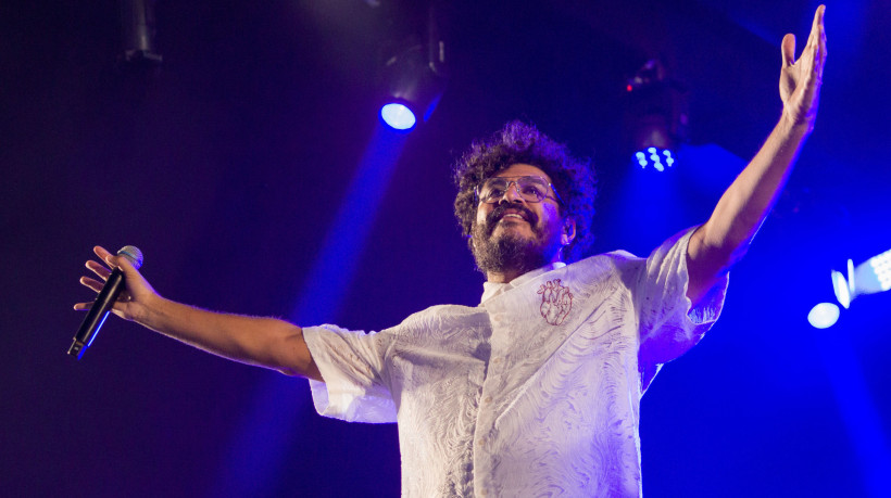 Com a turnê que celebra seus 50 anos de idade, o músico Criolo faz show em Fortaleza no Iguatemi Hall. Na foto, em show realizado, em 2024, no Aterrinho da Praia de Iracema (Foto: Samuel Setubal)