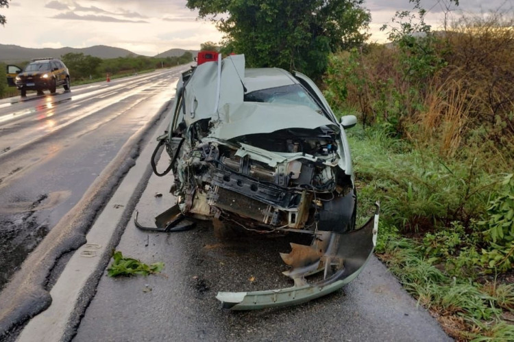 Carro envolvido na colisão atendida em Barro, no Ceará