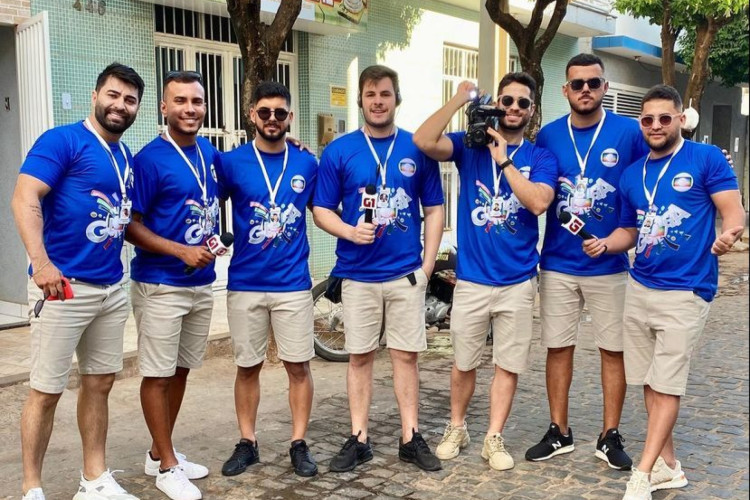 A fantasia do grupo tinha camiseta, bermuda, crachá, câmera, fone e microfone