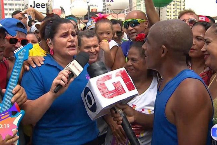 Bianka Carvalho estava ao vivo com foliões do Galo da Madrugada quando foi surpreendida pelo 'jornalista folião'
