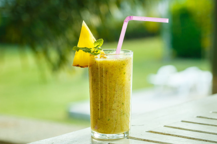 Suco de abacaxi e hortelã (Imagem: Boiarkina Marina | Shutterstock)