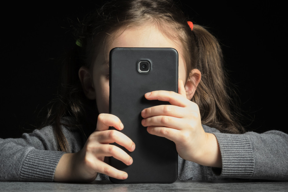 O celular não deve ser utilizado por crianças em momentos como a alimentação e antes de dormir.(Foto: Reprodução/Adobe Stock)