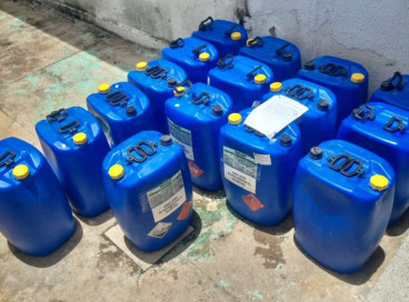 Com o suspeito, foram apreendidos 16 galões de 50 litros cheios de gasolina 
