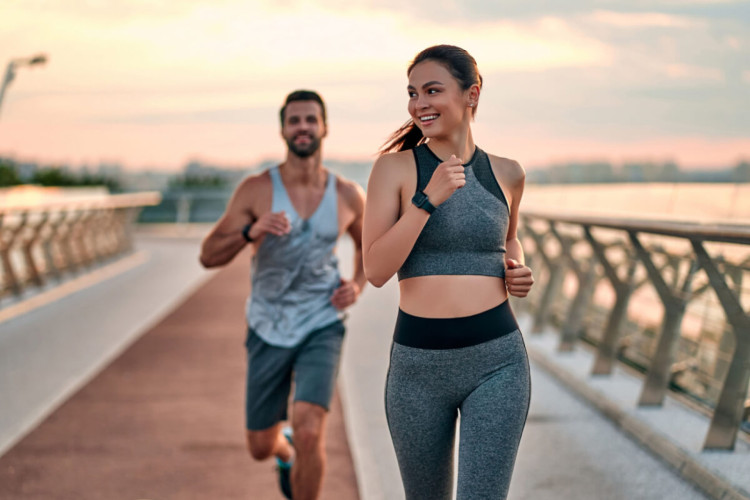 A prática regular de atividade física é indispensável para quem almeja emagrecer de maneira saudável (Imagem: 4 PM production | Shutterstock)