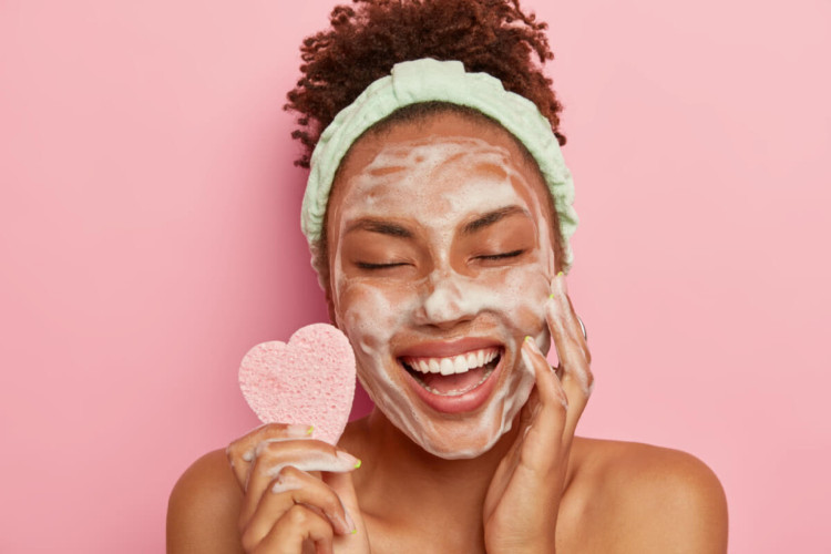 Os cuidados com a pele devem ser redobrados após o Carnaval (Imagem: Cast Of Thousands | Shutterstock) - Portal EdiCase