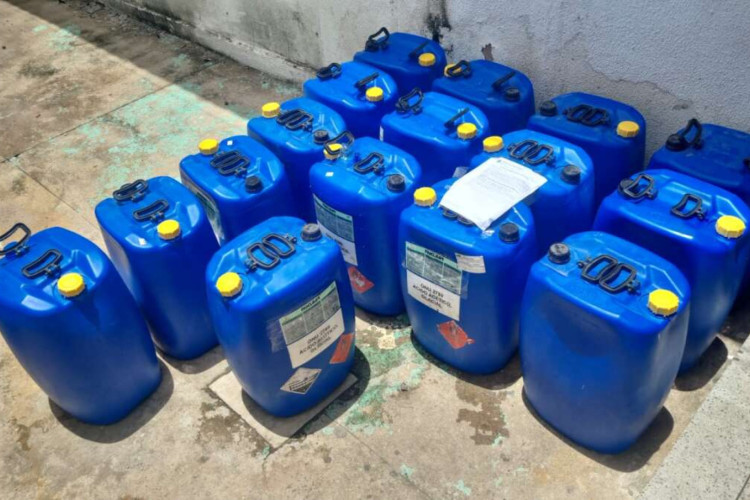 Com o suspeito, foram apreendidos 16 galões de 50 litros cheios de gasolina