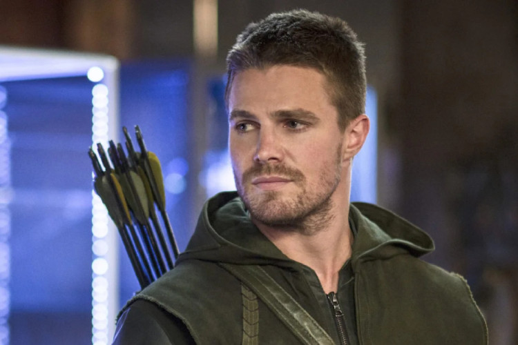 Stephen Amell, ator que interpreta o Arqueiro Verde em "Arrow", protagonizar&aacute; novo spin-off de "Suits"