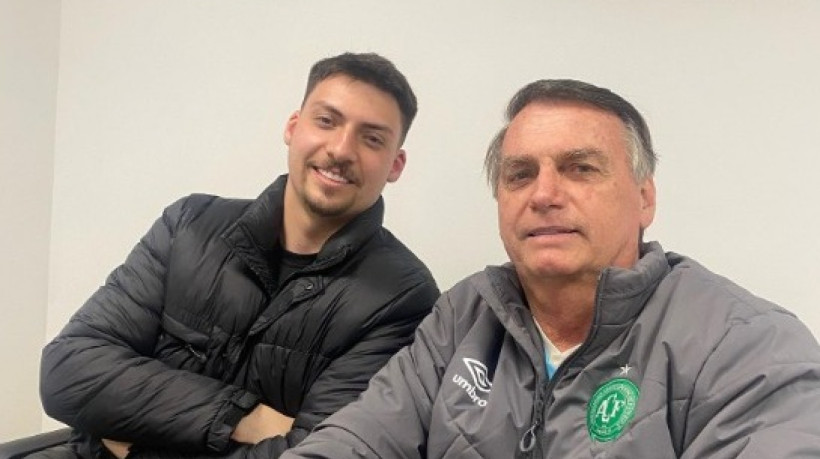 ￼JAIR Renan Bolsonaro ao lado do pai, o ex-presidente Jair Bolsonaro (PL)