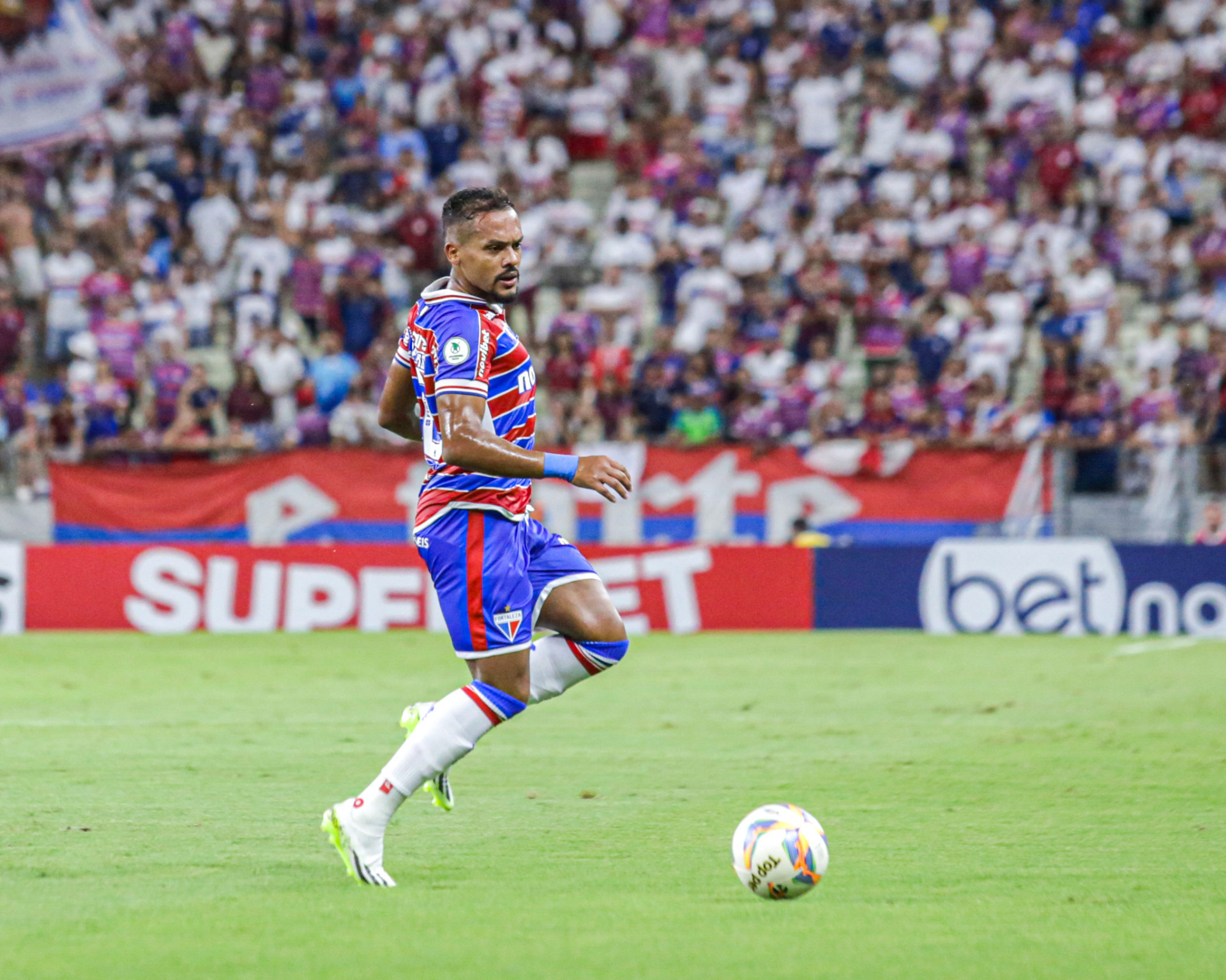 Lateral-esquerdo Bruno Pacheco no jogo Fortaleza x Iguatu, no Castelão, pelo Campeonato Cearense 2024 (Foto: Lucas Emanuel/FCF)