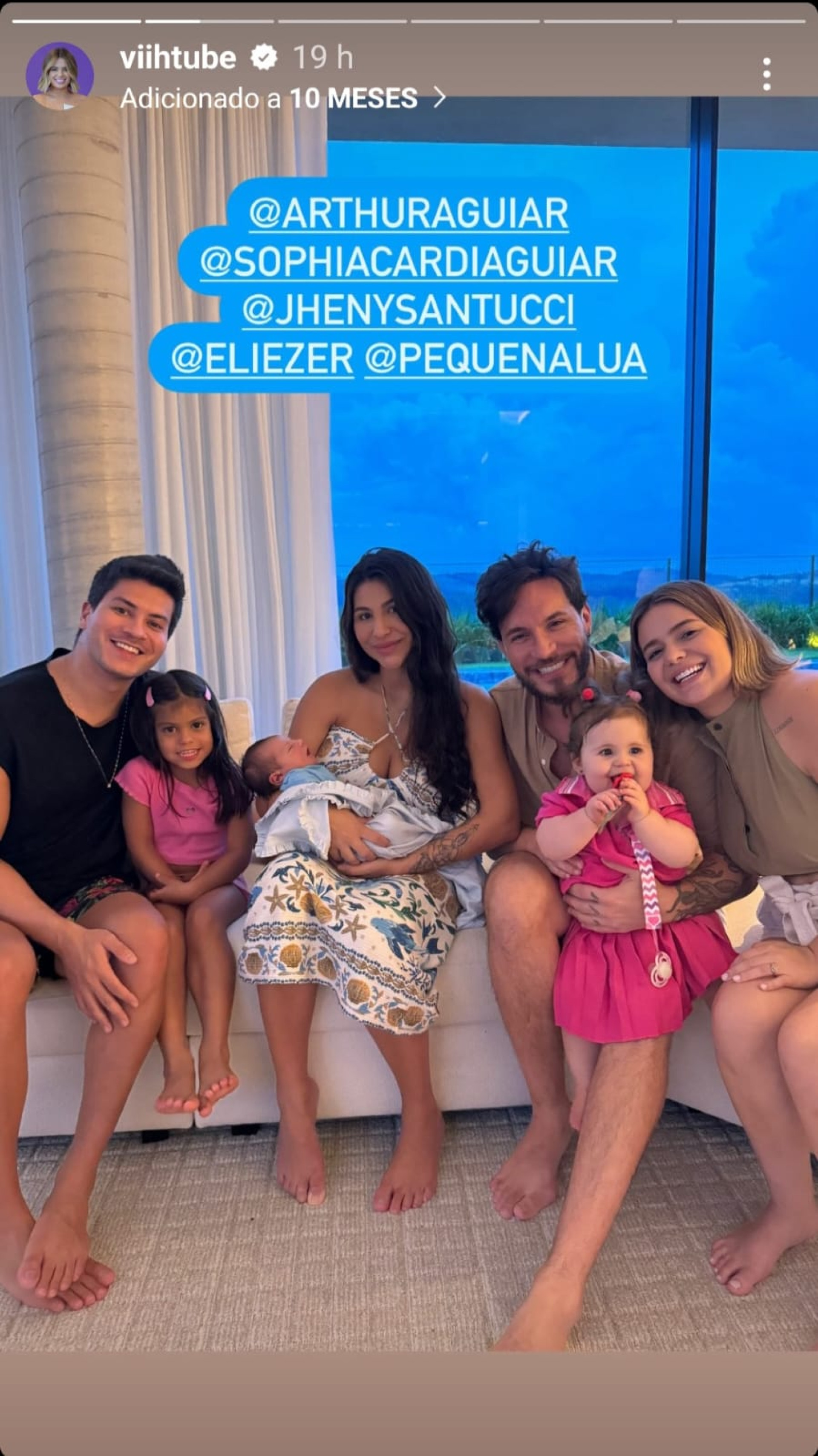 Casal de ex-BBBs Viih Tube e Eliezer posam ao lado de Arthur Aguiar e filhos