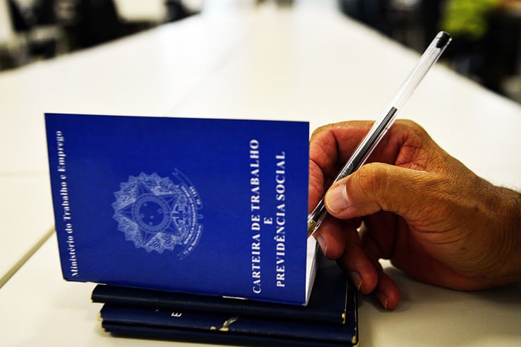 Número de pessoas trabalhando com carteira assinada no Ceará em fevereiro era de 1.358.631