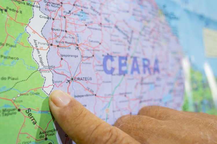 Piauí pede parte do territorio do Ceará na divisa, abrangindo 13 municípios cearenses