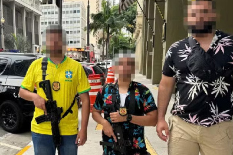 Carnaval 2024: policiais do estado de São Paulo se vestiram de foliões, com bermuda, camisas floridas e até glitter, para pegar ladrões de celular