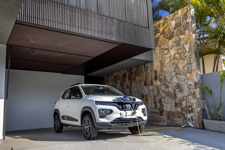 Renault Kwid E-tech é vendido no Brasil por preço a menos de R$ 100 mil, pela primeira vez na história