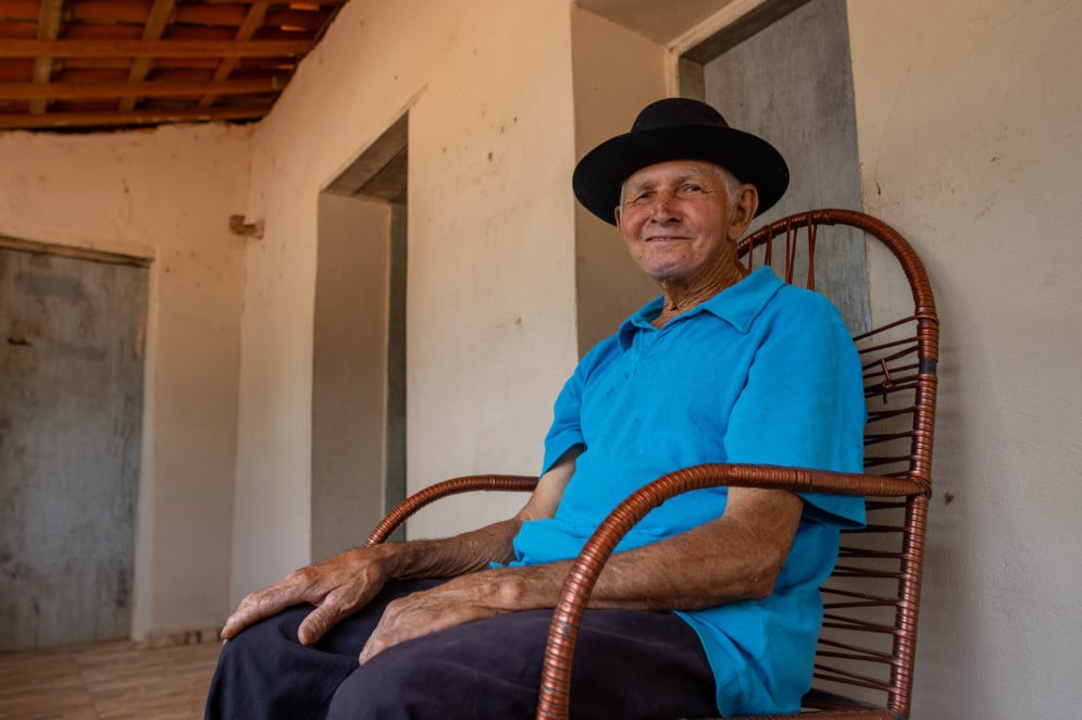 Manuel Vieira, 80 anos, morador de Carnaubal, diz que é melhor continuar no Ceará(Foto: AURÉLIO ALVES)
