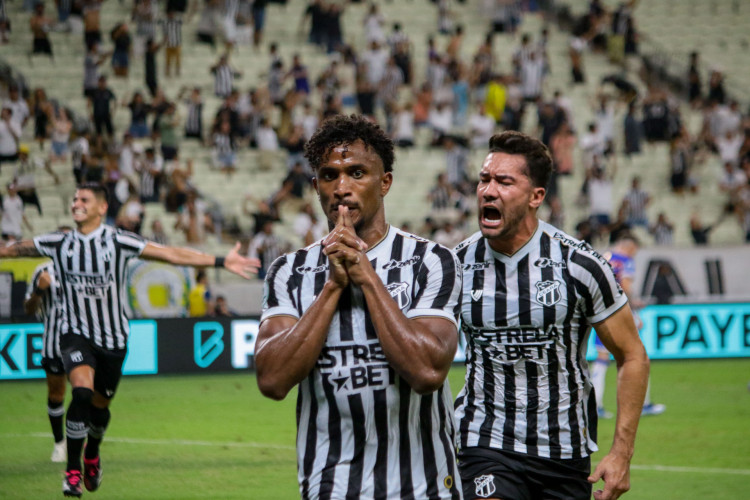 Saulo Mineiro comemora gol do empate do Ceará  