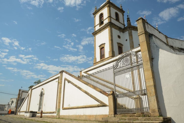 Pesquisadores criticam comparação de número de igrejas e escolas