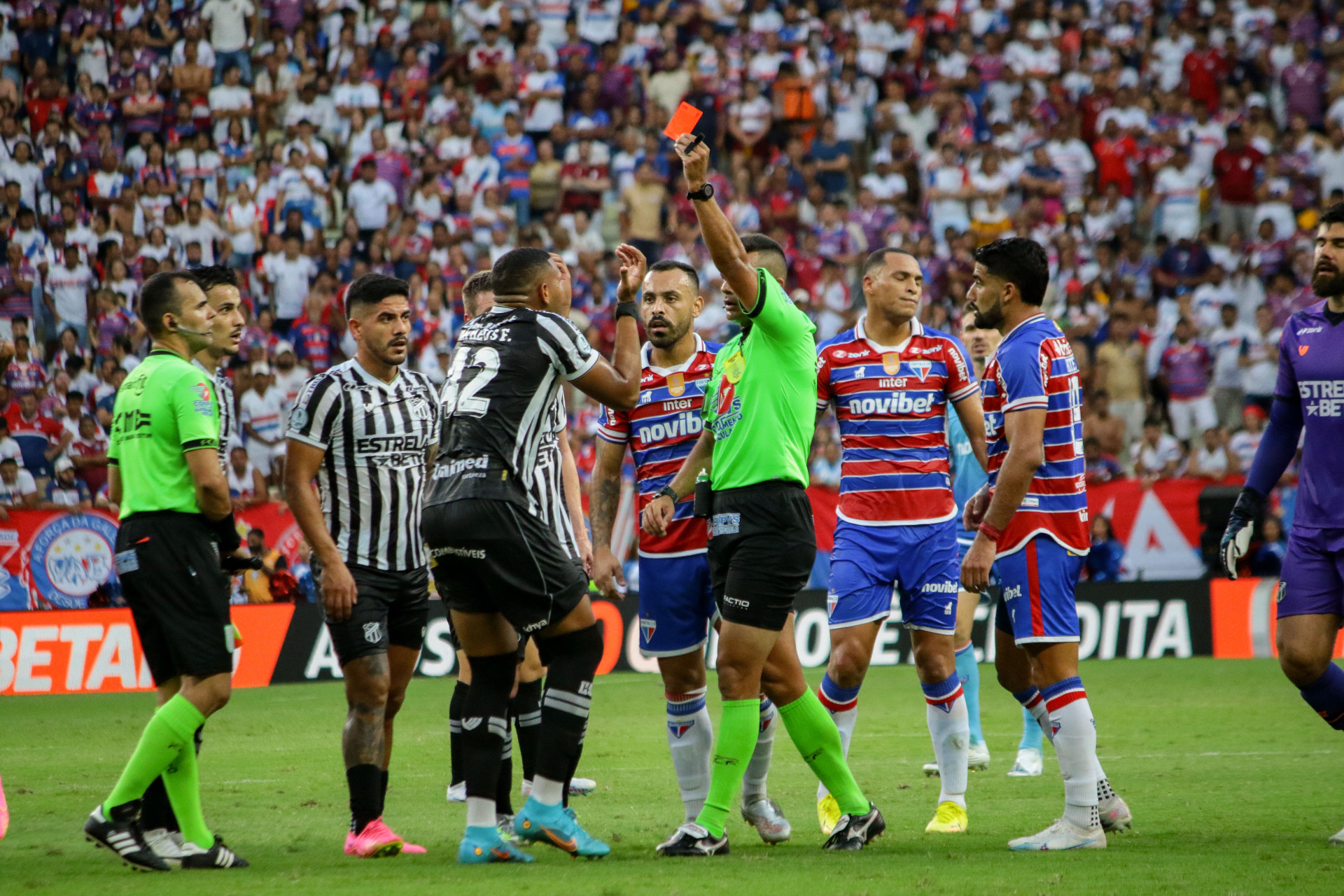 &Aacute;rbitro Rodrigues J&uacute;nior expulsou os zagueiros Matheus Felipe, do Cear&aacute;, e Emanuel Br&iacute;tez, do Fortaleza (Foto: Samuel Setubal)