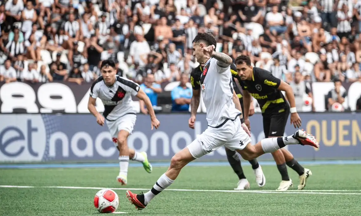 Vasco vira sobre Botafogo e entra no G4 do Cariocão