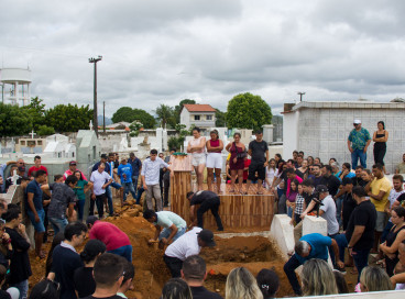 FORTALEZA, CEARÁ, BRASIL, 19-02-2024: Várias pessoas acompanham o velório e o sepultamento das vítimas da chacina de Aracoiaba, com muita emoção, no Cemitério São João Batista. (Foto: Samuel Setubal) 