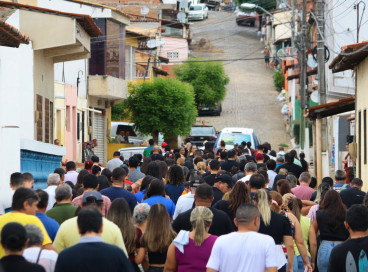 Velório de vítimas de chacina em Aracoiaba leva dezenas de moradores às ruas da cidade 