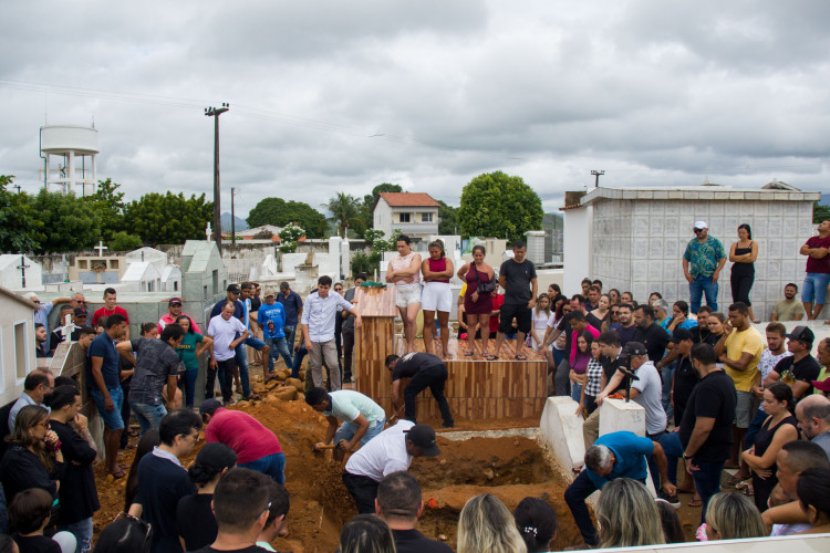 FORTALEZA, CEARÁ, BRASIL, 19-02-2024: Várias pessoas acompanham o velório e o sepultamento das vítimas da chacina de Aracoiaba, com muita emoção, no Cemitério São João Batista. (Foto: Samuel Setubal)