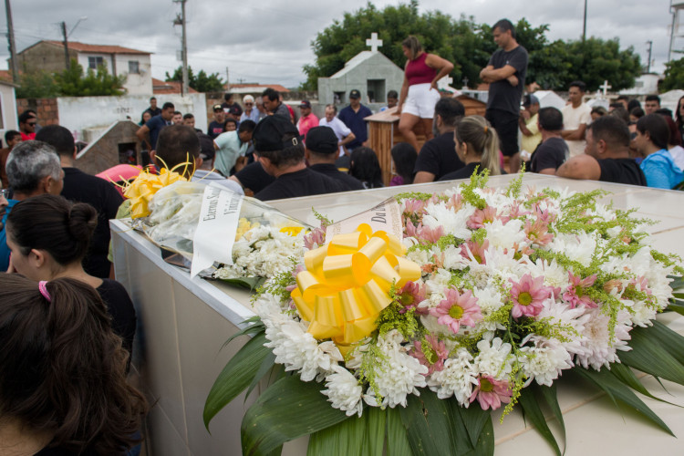 Populares acompanharam o velório e o sepultamento das vítimas da chacina de Aracoiaba no último dia 19