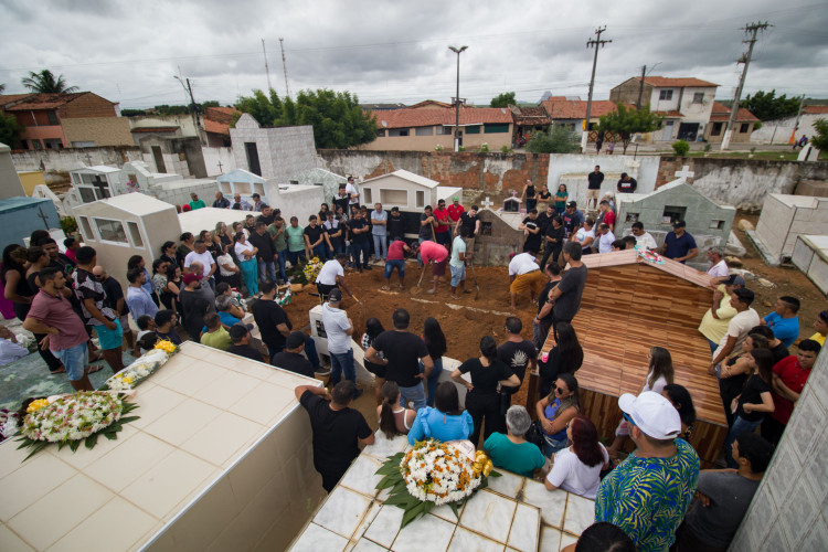 Enterro das vítimas em Aracoiaba ocorreu no dia 19 de fevereiro