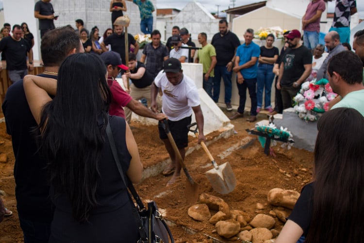 FORTALEZA, CEARÁ, BRASIL, 19-02-2024: Várias pessoas acompanham o velório e o sepultamento das vítimas da chacina de Aracoiaba, com muita emoção, no Cemitério São João Batista. (Foto: Samuel Setubal)