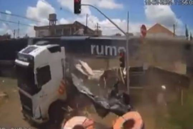 Trem atingiu caminhão que ultrapassou sinal vermelho e atingiu uma residência em Rolândia, no Paraná