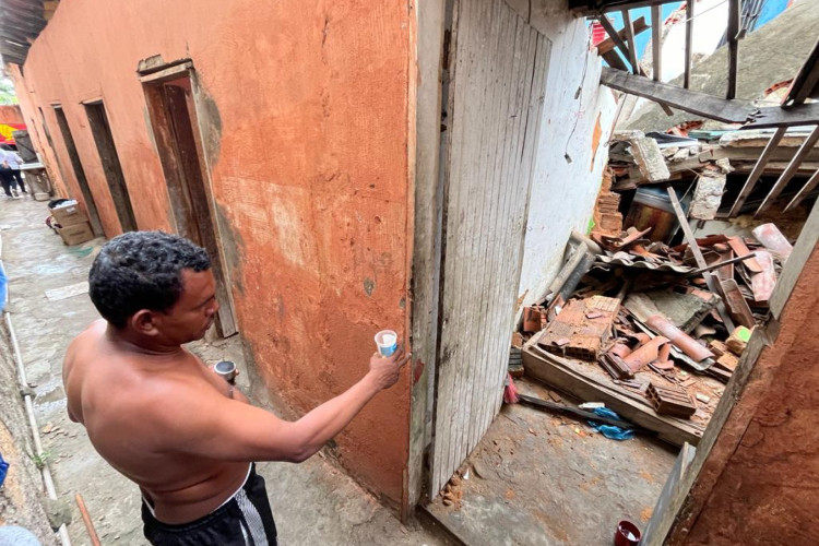 Duas casas desabaram no bairro Cais do Porto, em Fortaleza, e quatro vítimas foram resgatadas no local 
