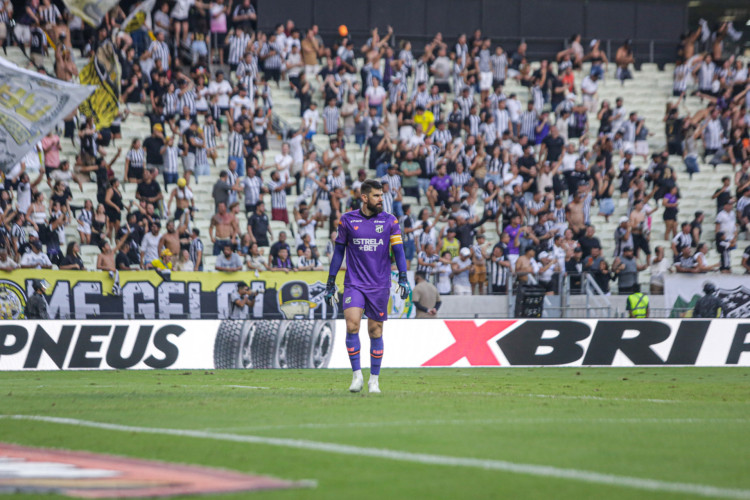 Goleiro Fernando Miguel no Clássico-Rei Fortaleza x Ceará, no Castelão, pelo Campeonato Cearense 2024