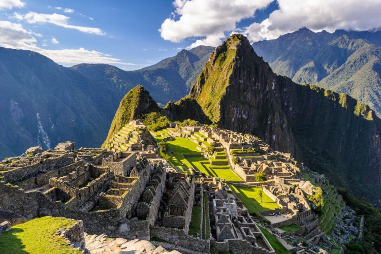 Machu Picchu é uma grande cidade de pedra encravada que atrai os turistas por seus mistérios arqueológicos (Imagem: 3bnarboy | Shutterstock) - Portal EdiCase