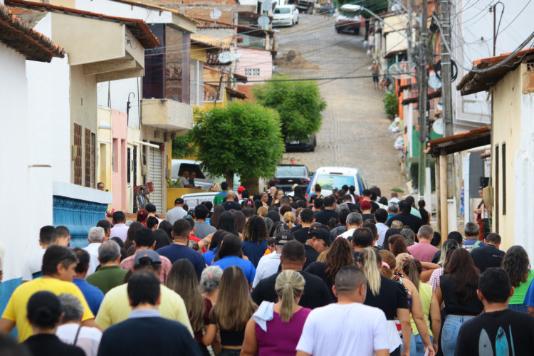 Velório de vítimas de chacina em Aracoiaba leva dezenas de moradores às ruas da cidade