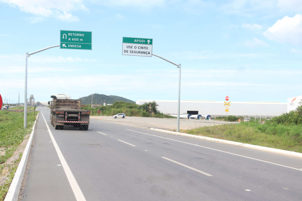 Obras de duplicação da CE-155 são realizadas para ampliar a capacidade de tráfego no acesso ao Porto do Pecém(Foto: Thiago Gaspar/Governo do Ceará)
