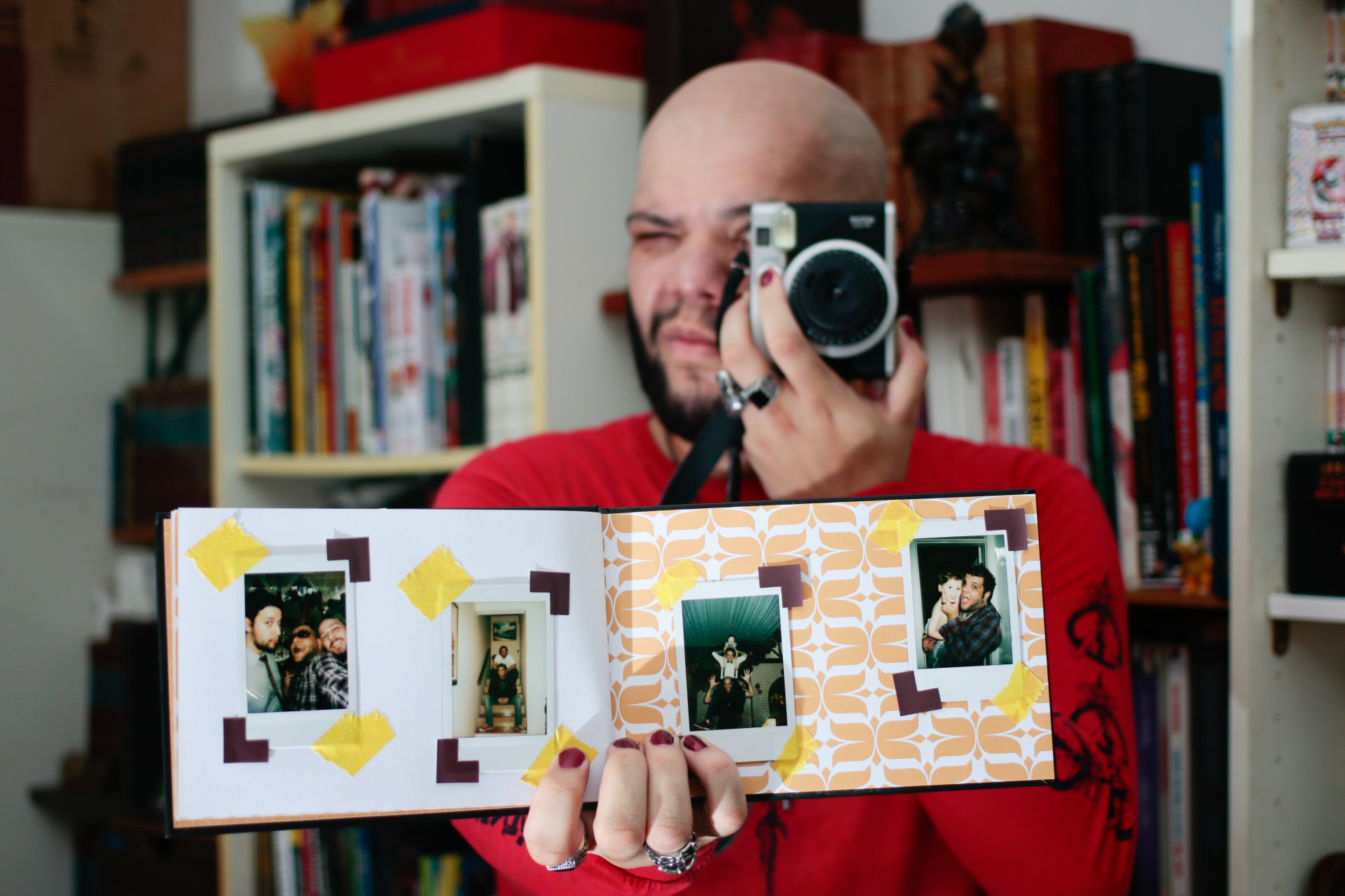 Gerente de estúdio de tatuagem, Hugo Frota utiliza câmeras Polaroid para guardar imagens (Foto: Yuri Allen/Especial para O Povo)