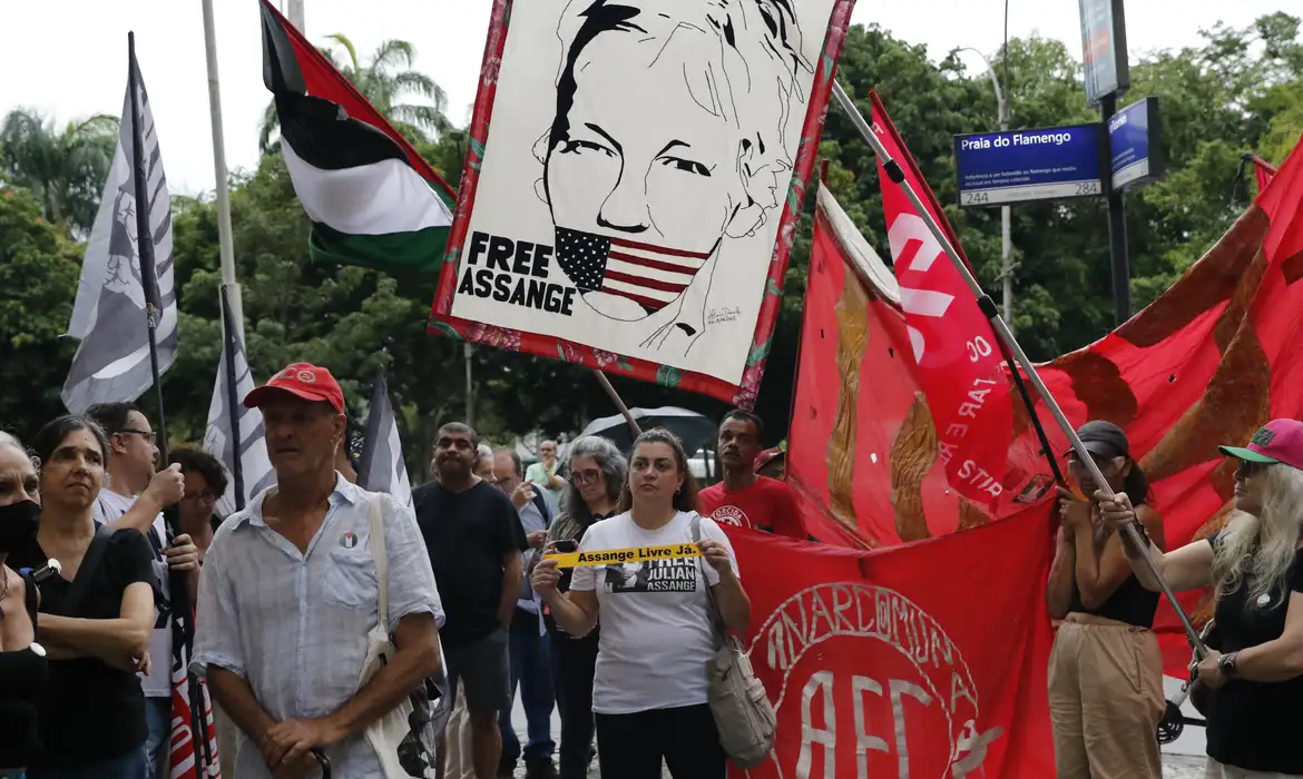 Manifestação no Rio pede liberdade para Julian Assange 