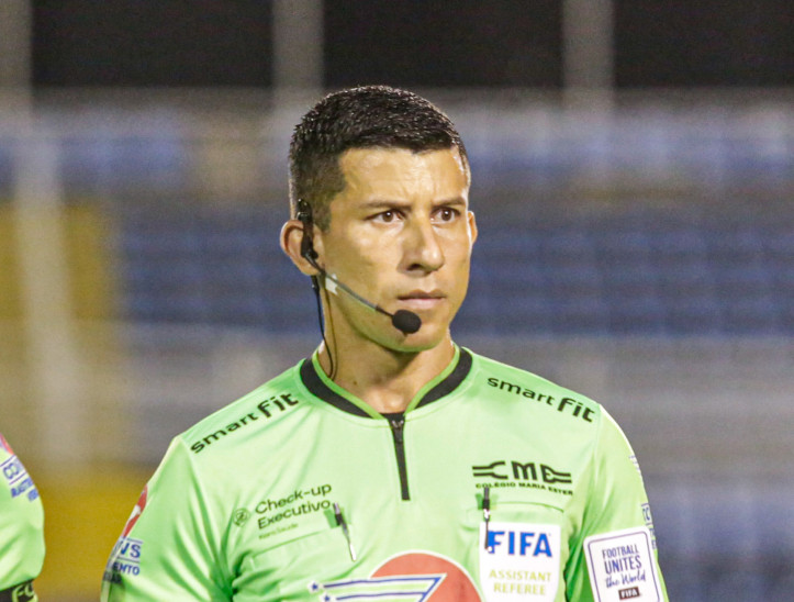 Árbitro assistente Nailton Oliveira no jogo Floresta x Barbalha, no PV, pelo Campeonato Cearense 2024 