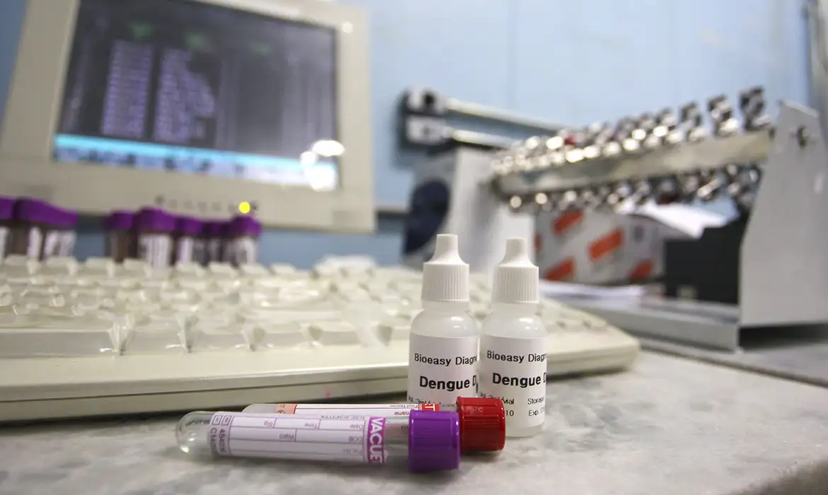 Preços do exame de dengue variam até 276% entre laboratórios do Rio 