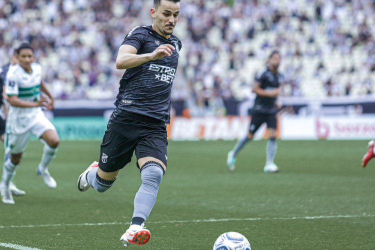 Meia Guilherme Castilho no jogo Ceará x Altos, no Castelão, pela Copa do Nordeste 2024