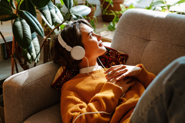 O Brasil lidera o ranking de consumo de podcasts (Imagem: Dean Drobot | Shutterstock)