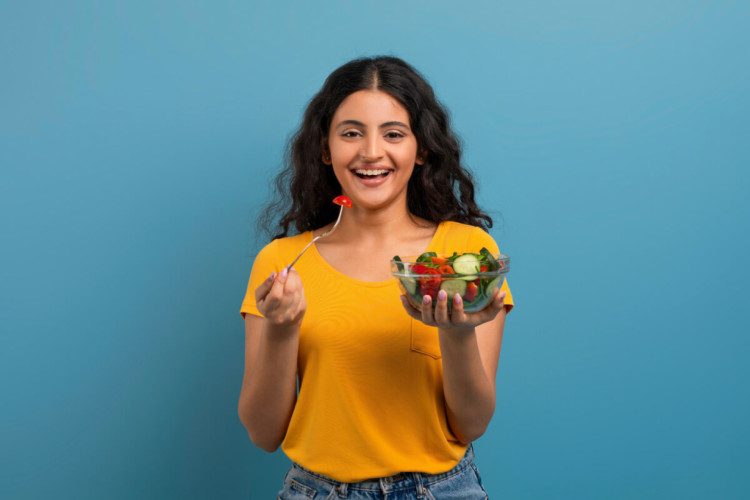 Notícias sensacionalistas sobre alimentação distorcem a relação com os alimentos (Imagem: Prostock-studio | Shutterstock)