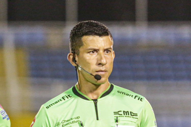 Árbitro assistente Nailton Oliveira no jogo Floresta x Barbalha, no PV, pelo Campeonato Cearense 2024