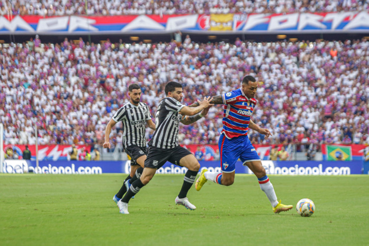 Volante Richardson e zagueiro Titi disputam lance no Clássico-Rei Fortaleza x Ceará, no Castelão, pelo Campeonato Cearense 2024