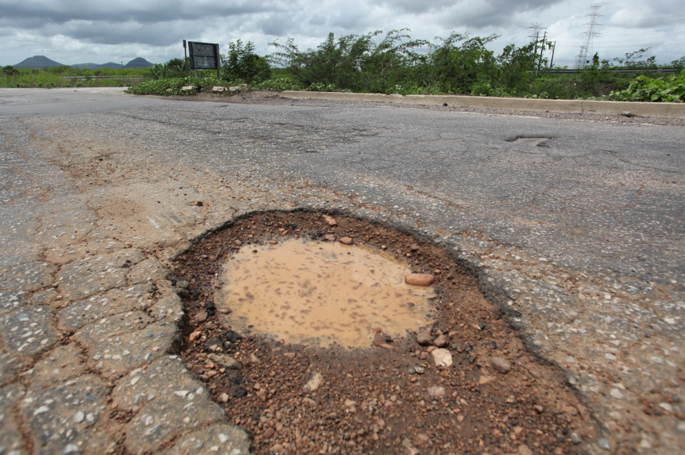 Situação de algumas estradas cearenses prejudica setores de transportes, cargas e turismo no Estado (Foto: FÁBIO LIMA)